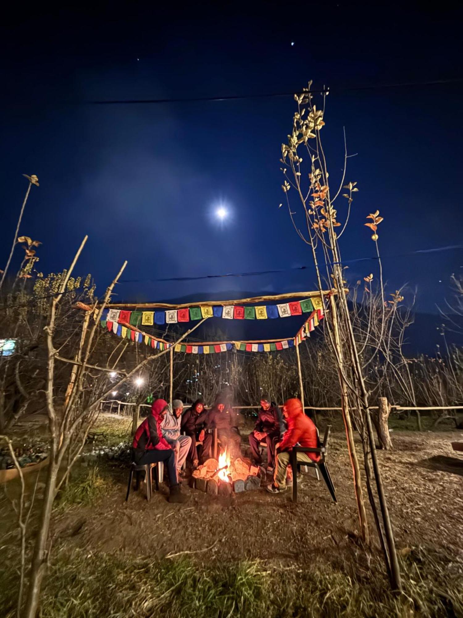 Basecamp Manali Hostel ภายนอก รูปภาพ